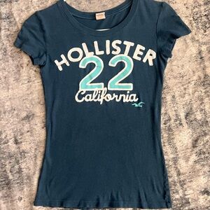 Hollister Women's Navy Blue Graphic Tee